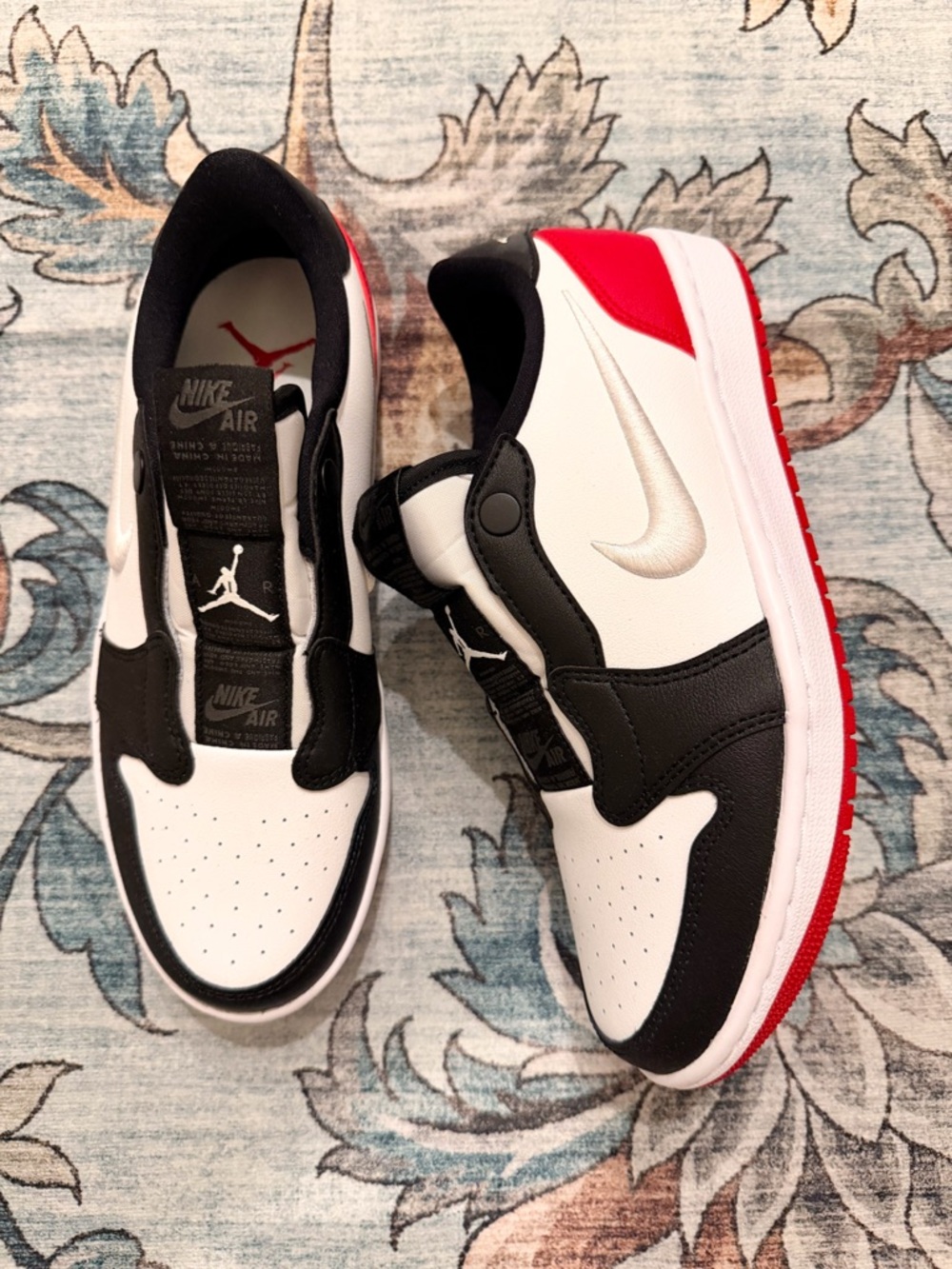 NEW Jordan 1 Retro slip on Nike in White, Black & Red. smoke/pet free home